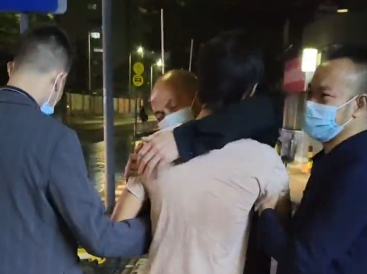 男子赌气离家八年，龙华警方助其与家人团聚