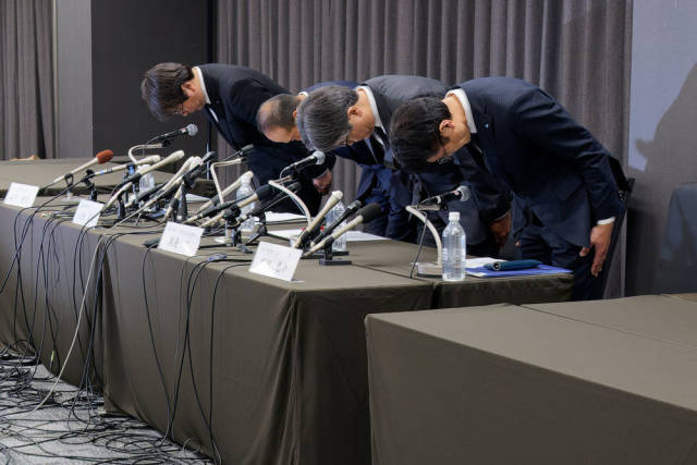 2024年3月29日，小林制药公司社长小林章浩（左二）及相关负责人在日本大阪举行的新闻发布会上鞠躬。新华社记者 张笑宇 摄