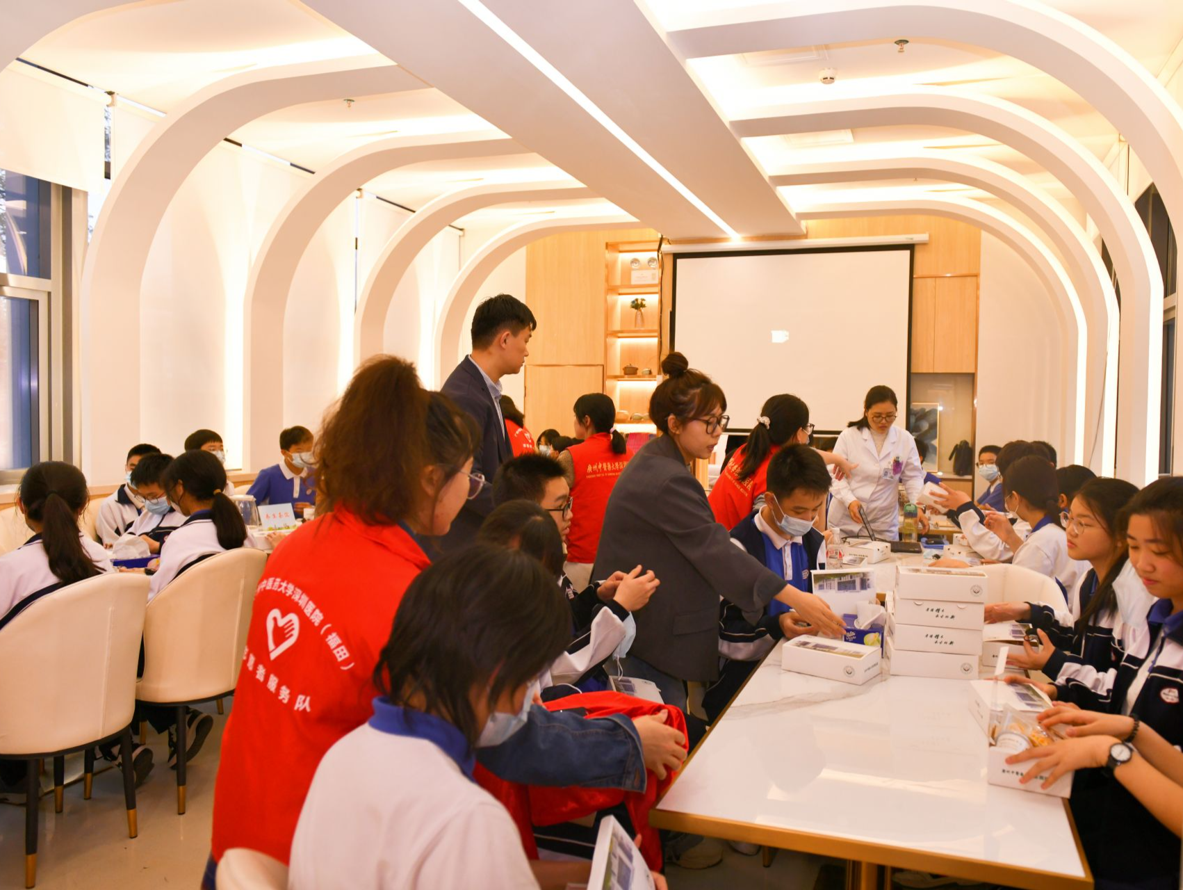 专家义诊、中医文化游园研学……广中医深圳医院举办国医节系列活动