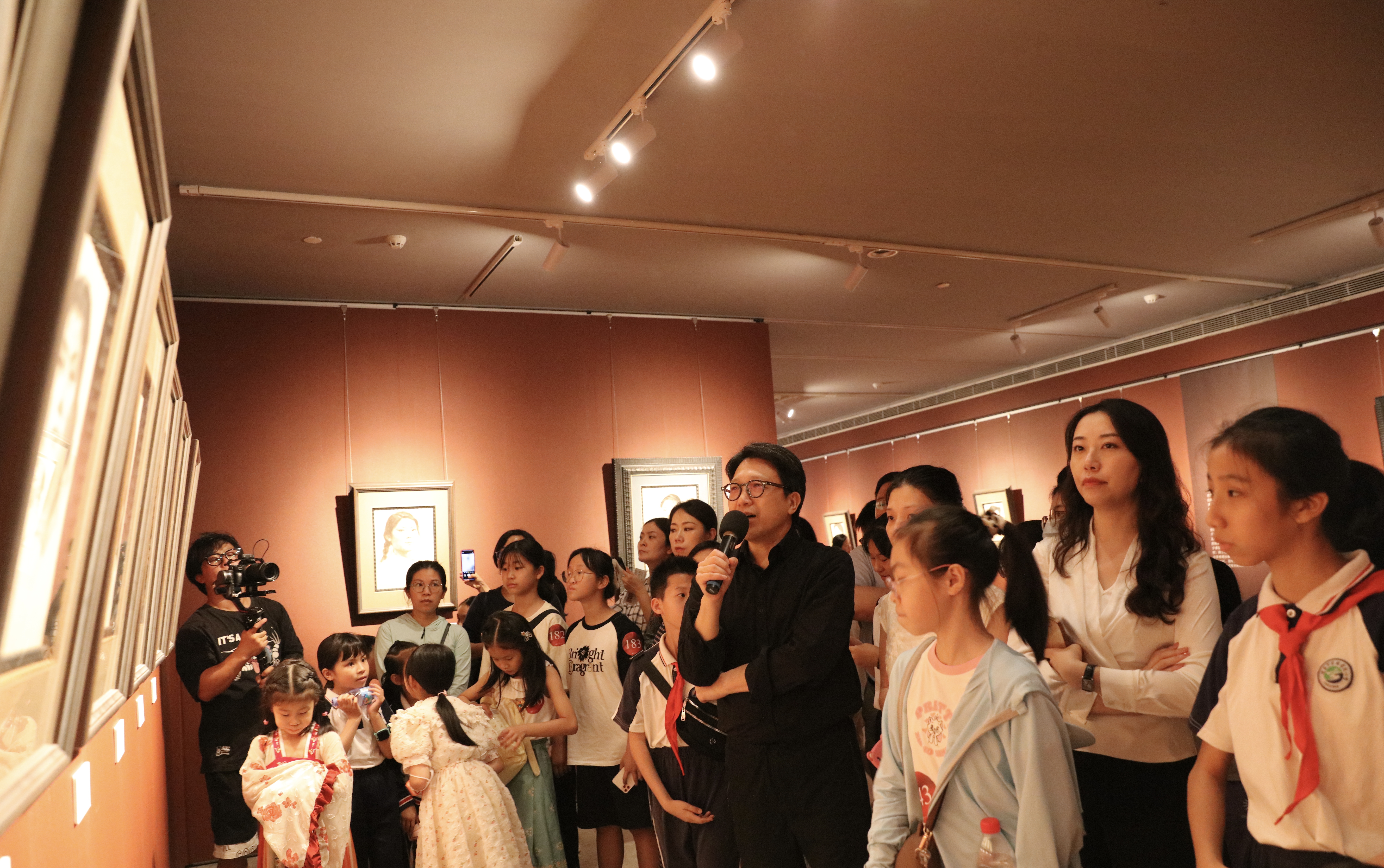 东莞莞城：近300市民走进莞美“与名家一起看展览”