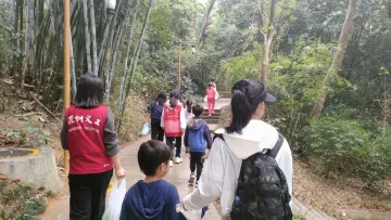 翠竹街道翠达社区开展亲子徒步活动