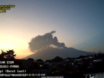 间隔不到1小时，印尼两座火山接连喷发，火山灰柱达500米
