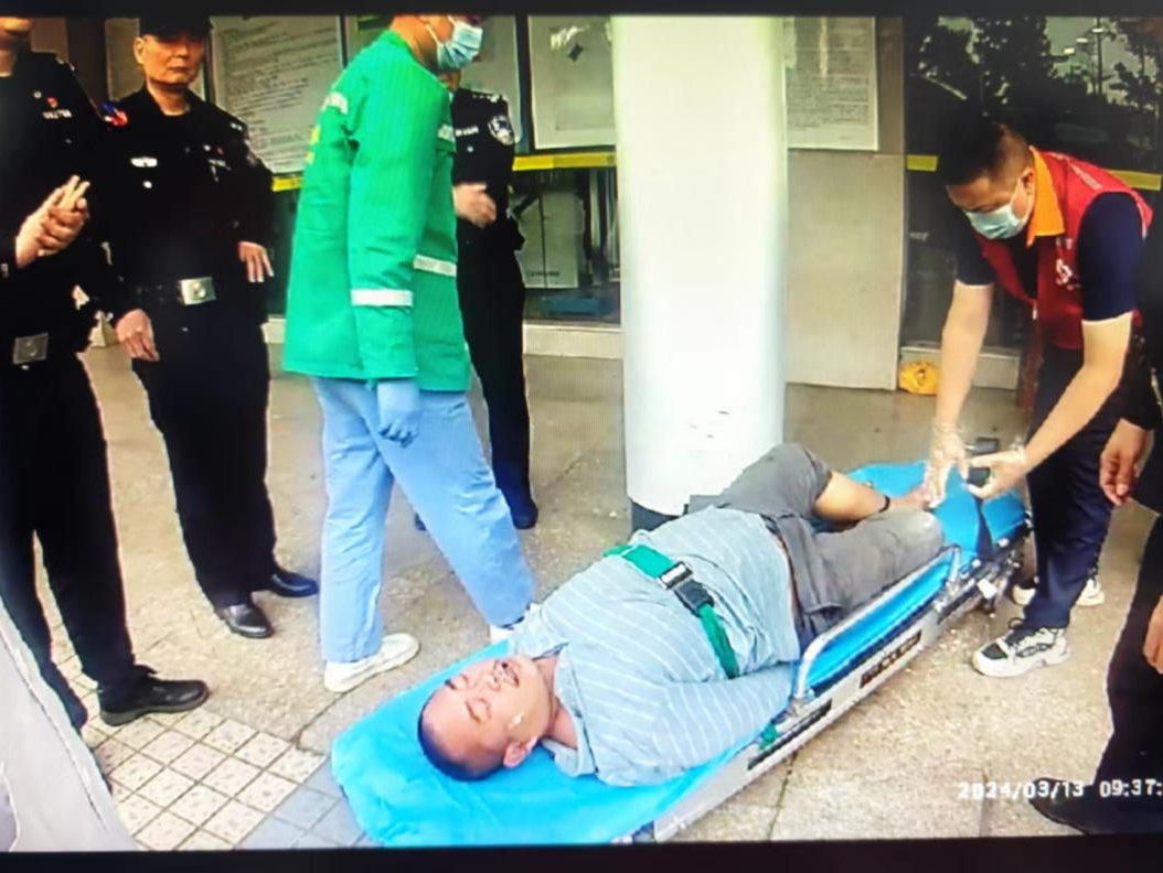 2斤多的白酒“一口闷”，东莞一男子在火车站直接醉倒