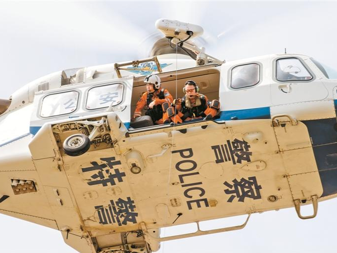 深圳警察空中巡逻成为常态