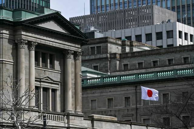 这是3月19日在日本东京拍摄的日本央行总部。新华社发