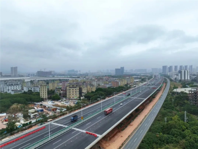深汕西高速改扩建项目深圳段将于今年下半年完工，重点工程坪山高架桥已通车
