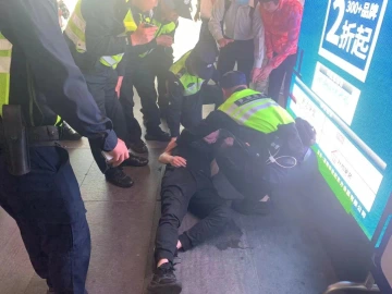 老人突发不适晕倒，巡逻民警接力心肺复苏助其脱险