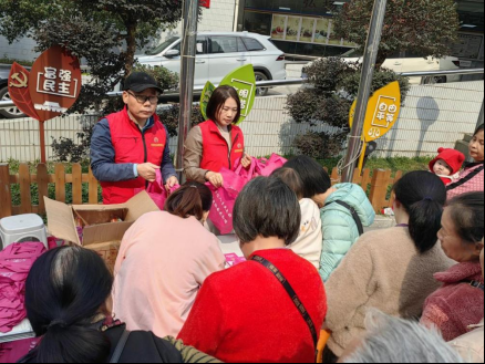 西乡街道麻布社区开展“三八普法，情暖巾帼”法治宣传活动