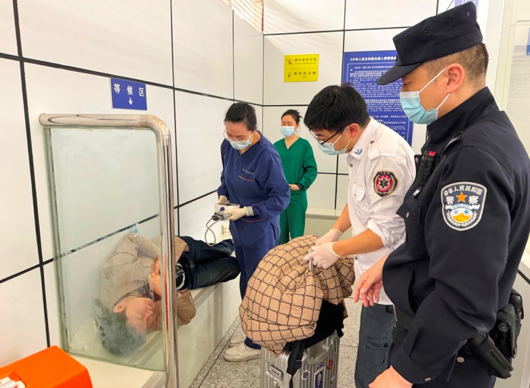 (重稿）（读特）赴港商人口岸突发心脏病  皇岗边检民警及时救助化险为夷