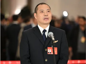 代表通道 | 川航“英雄机长”刘传健在人民大会堂讲述奇迹发生的背后