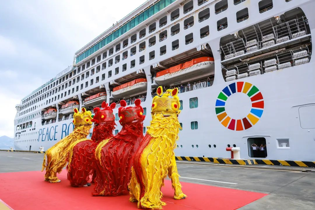 环球游轮太平洋世界号首次靠泊深圳