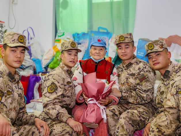 武警深圳第二支队看望慰问“全国学雷锋标兵”陈观玉