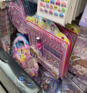 （已发报纸稿）“儿童化妆品”夹在玩具中售卖？