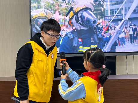 学雷锋、做雷锋，东莞报业小记者在行动