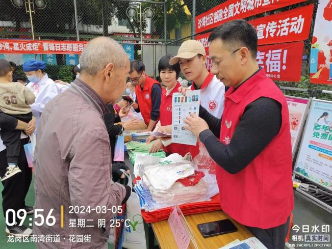 “学雷锋”落实到生活细节中 南湾街道“垃圾分类”宣传进小区