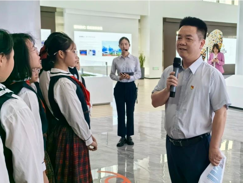 红星小学：校长思政课体悟生态文明 