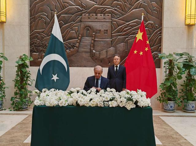 巴基斯坦总理夏巴兹吊唁遭恐袭遇难的中国公民
