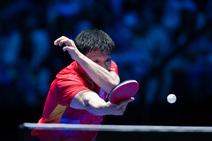 （体育）（4）乒乓球——澳门世界杯：马龙晋级八强