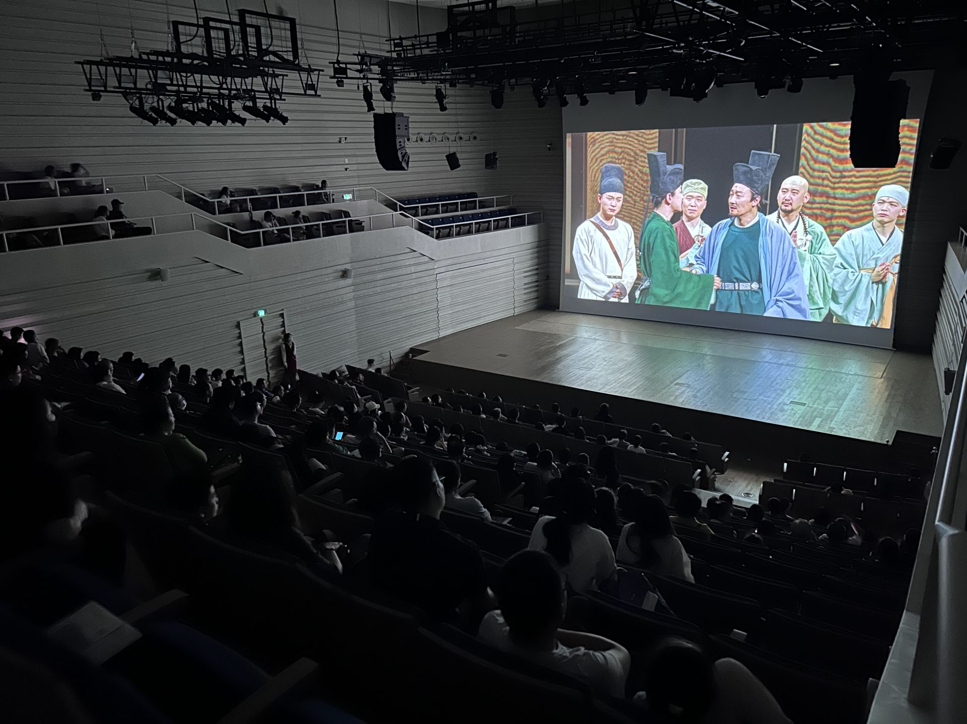 话剧《苏堤春晓》成功首演，深圳观众通过数字技术实现“实时观看”!