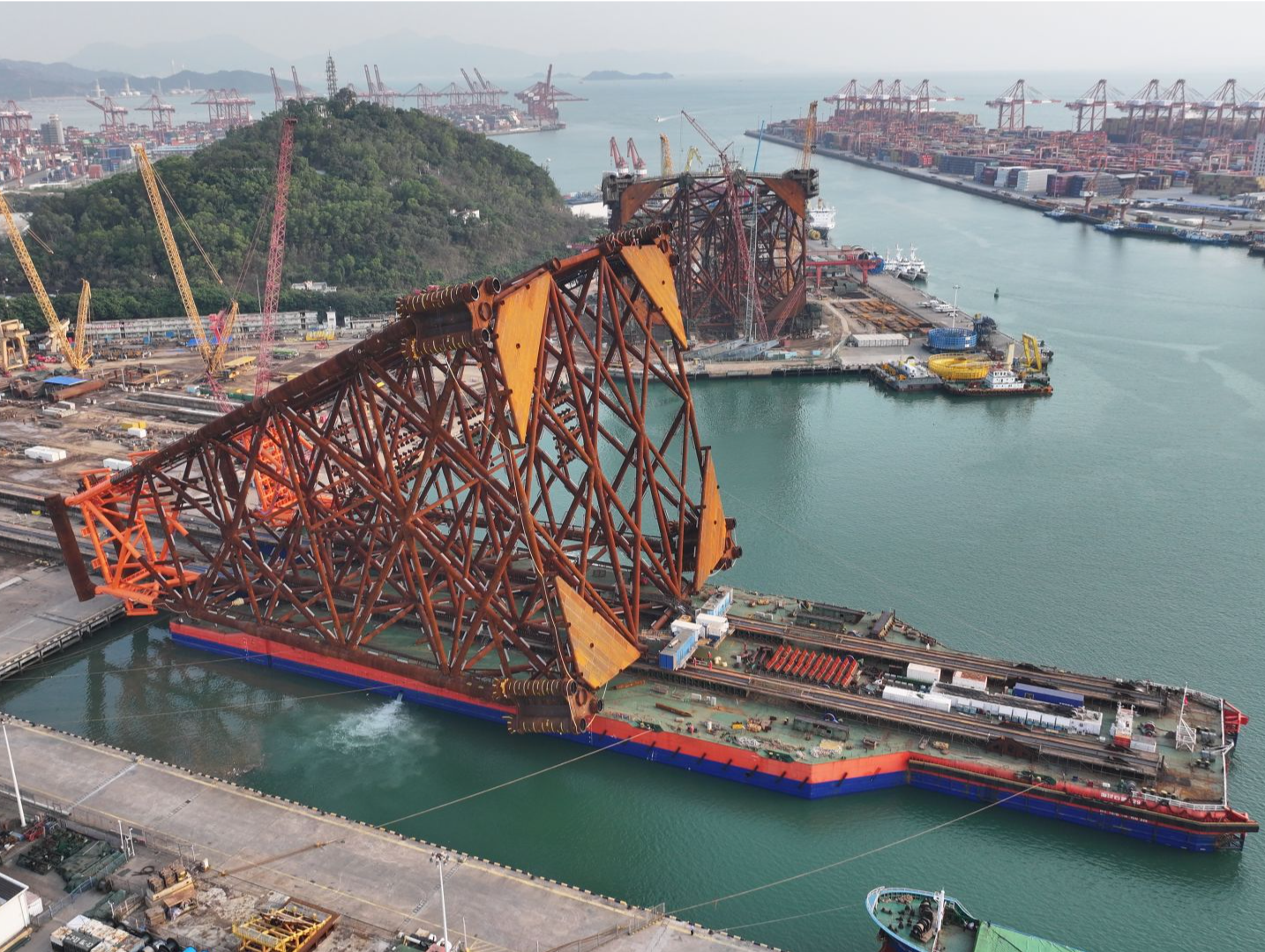 “深圳制造”万吨级海上平台导管架启航
