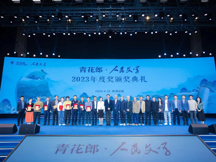 深圳作家吴君荣获人民文学奖！称“深圳仿佛是一个无尽的创意之源”