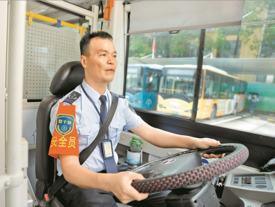 城市英雄 25期 | 东部公交司机陈新华：十年来，他共献出12800CC“熊猫血”