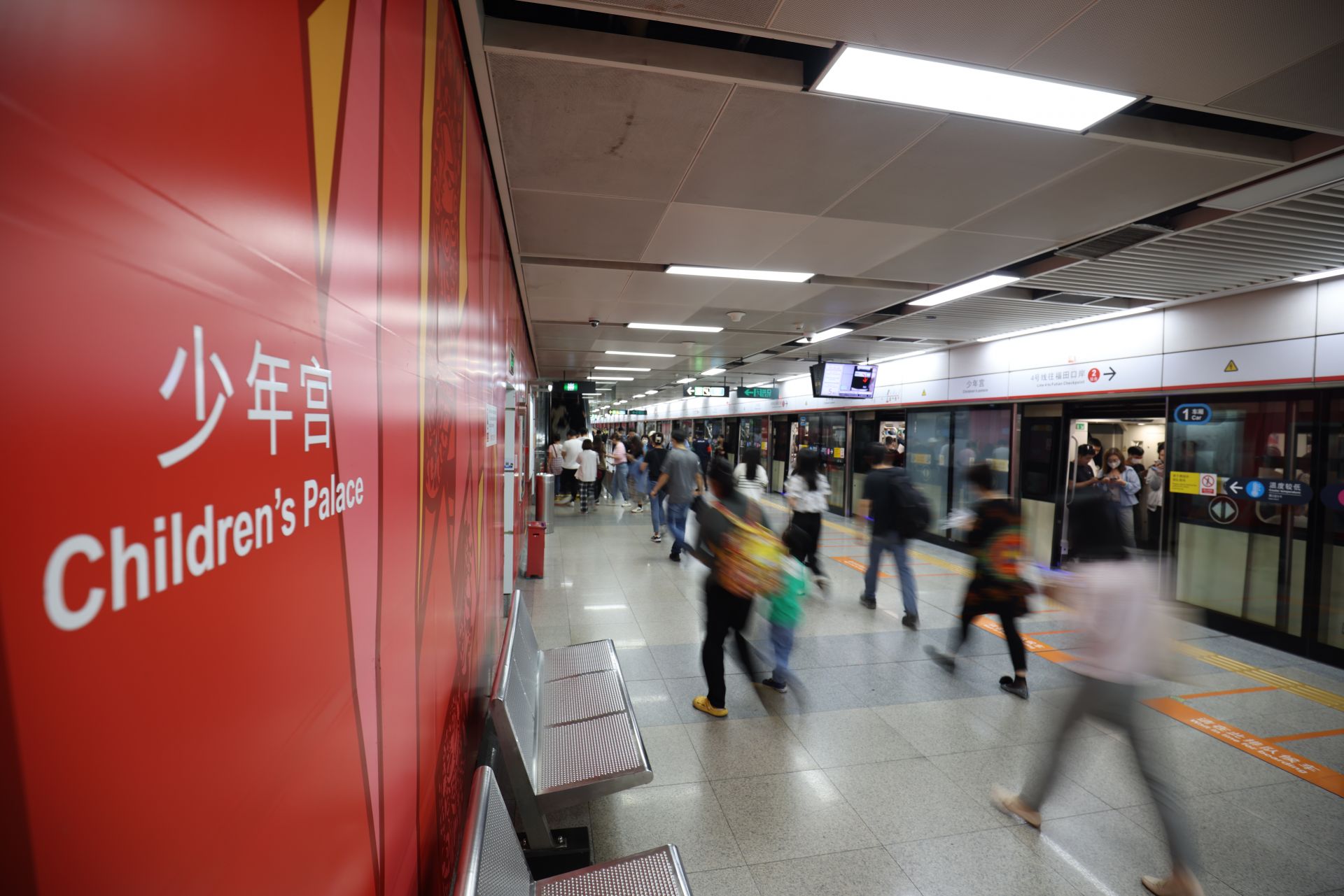 境外乘客坐地铁也能“扫码出行”了！
