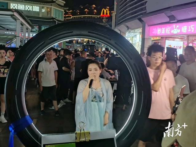 深圳东门的“直播神话”：有人在这里日入数万 