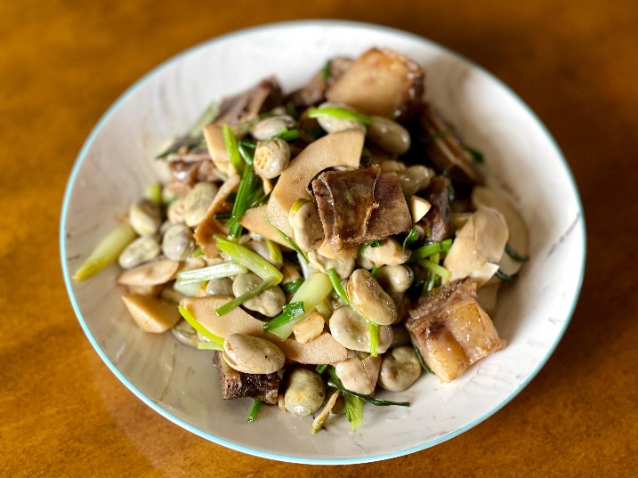 美食DIY｜蚕豆春笋烧咸骨：暖糯脆爽 春鲜味浓