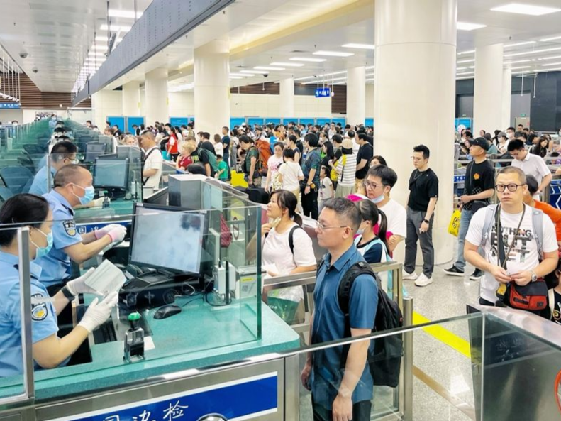 皇岗边检第一季度查验出入境人员超1671万余人次