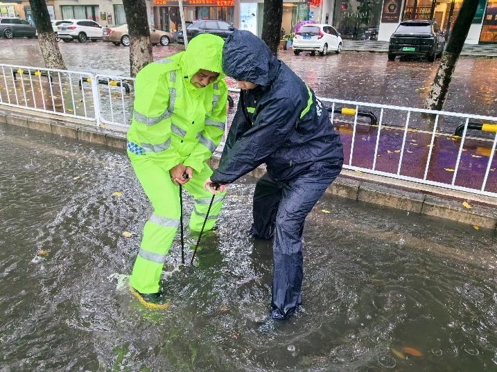 “战”暴雨，他们筑起坚固防线！