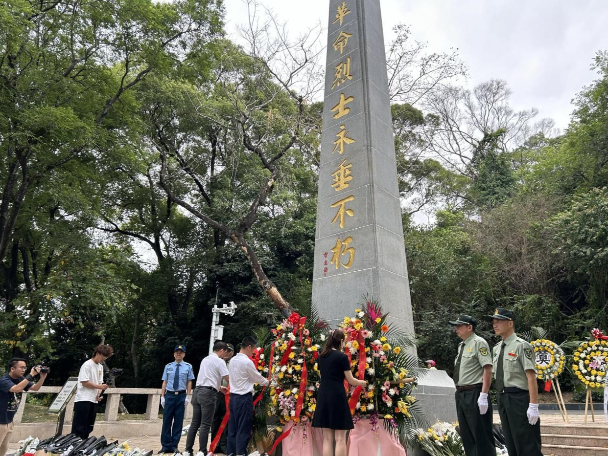 南山区退役军人服务中心开展清明祭拜烈士铭记英雄活动