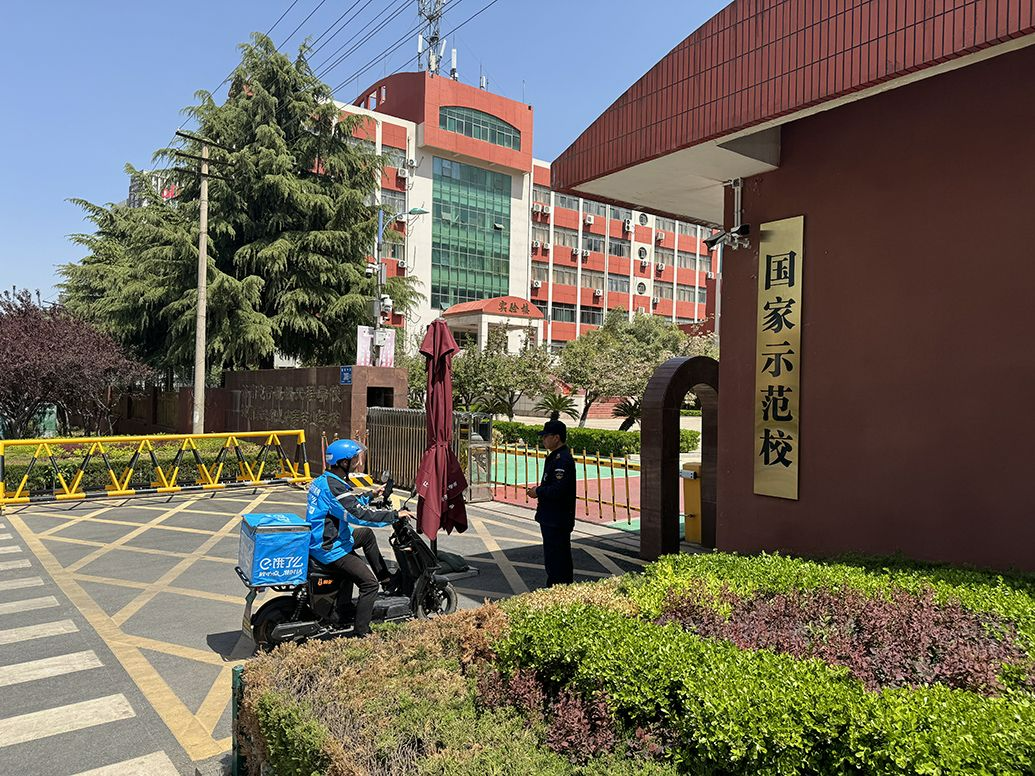 “学生与醉汉冲突被刑拘”涉事职校提升安防措施，加装铁丝网摄像头