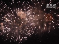 日本山梨县举行“绝景花火”烟花大会