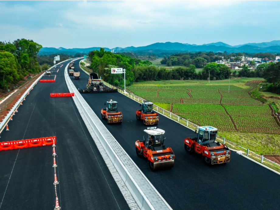 粤赣省际新通道雄信高速主线路面完工，预计今年上半年建成通车