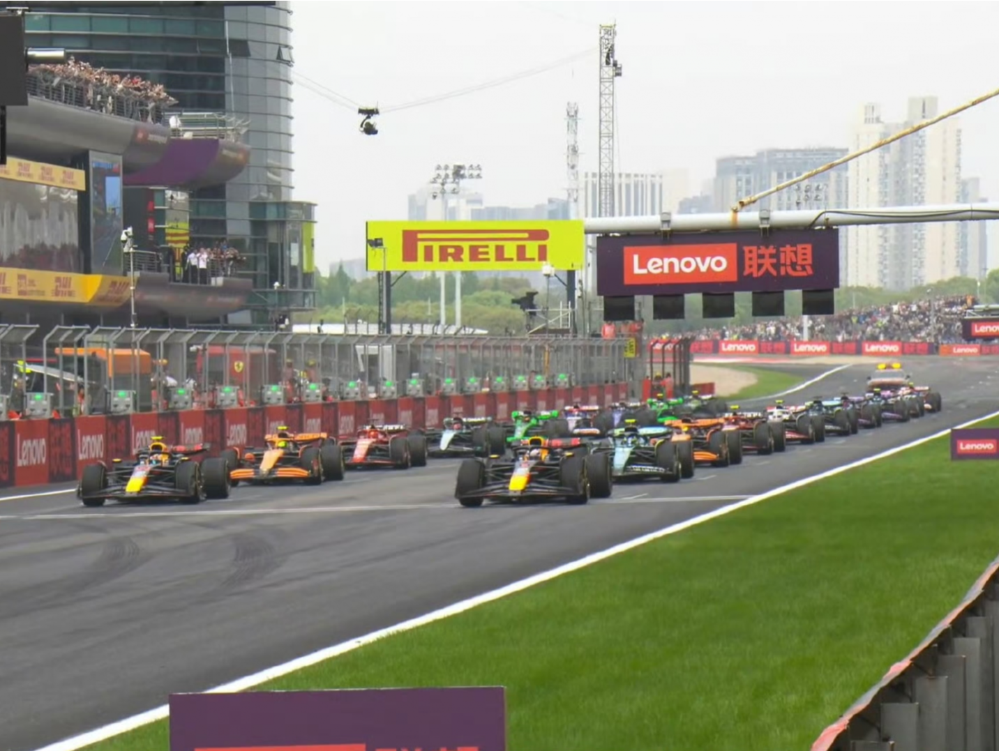 毫无悬念！2024F1中国大奖赛维斯塔潘夺冠，中国车手周冠宇获第14名