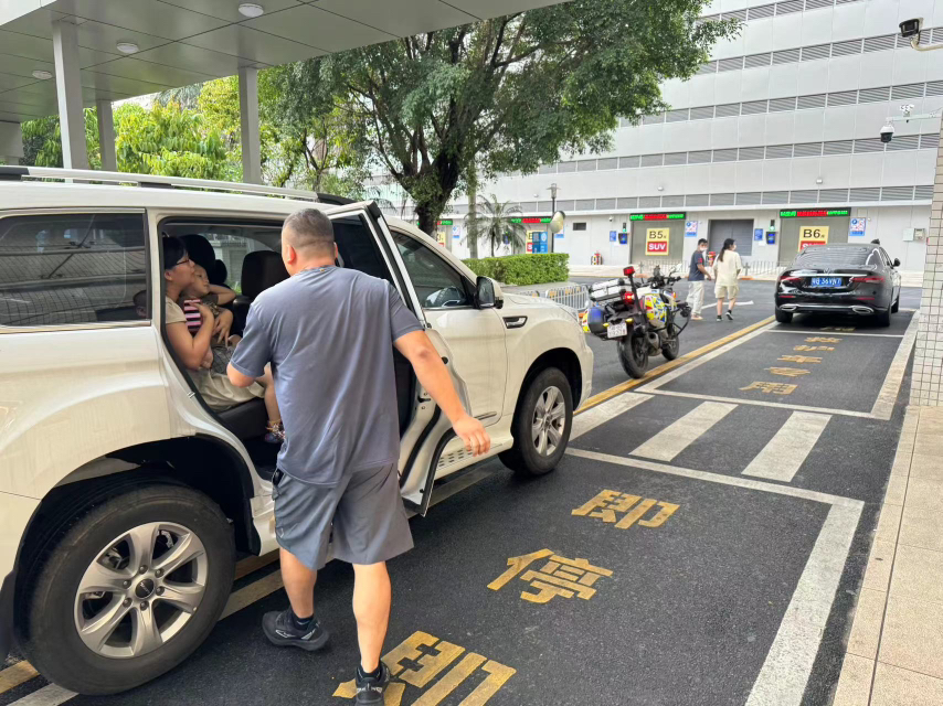 龙岗铁骑紧急护受伤幼童就医
