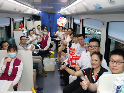 为爱挽袖！深圳这家医院47名医护人员冒雨无偿献血