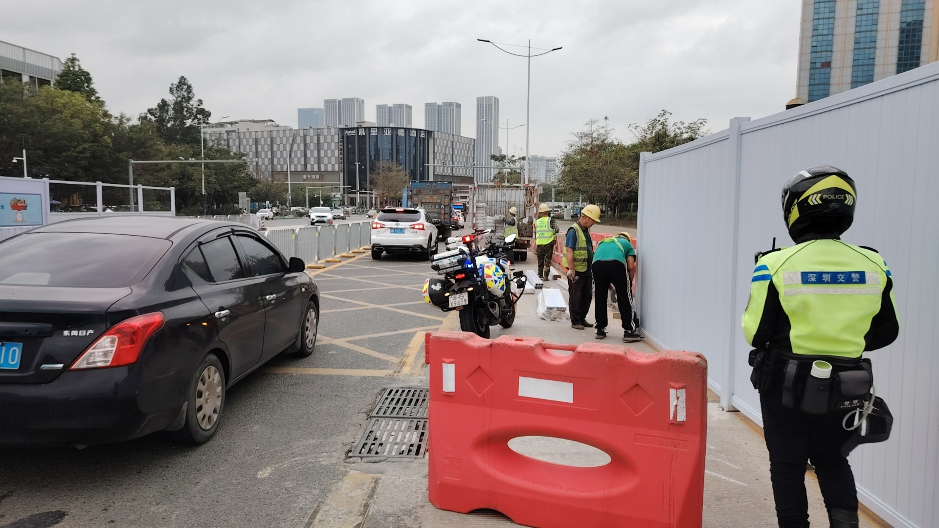 违法占道施工引发拥堵？龙岗交警：行拘责任人