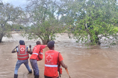 肯尼亚一辆卡车被洪水冲走 已致5人死亡