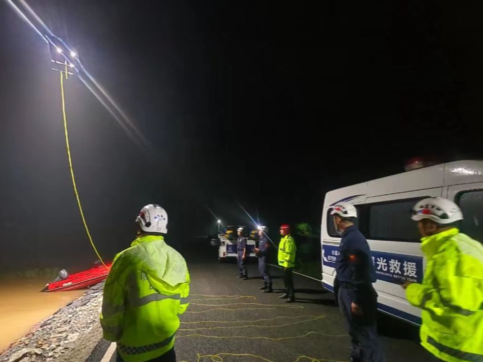 痛心！景德镇一车辆被河水冲走3人溺亡，副镇长下水救人不幸遇难 