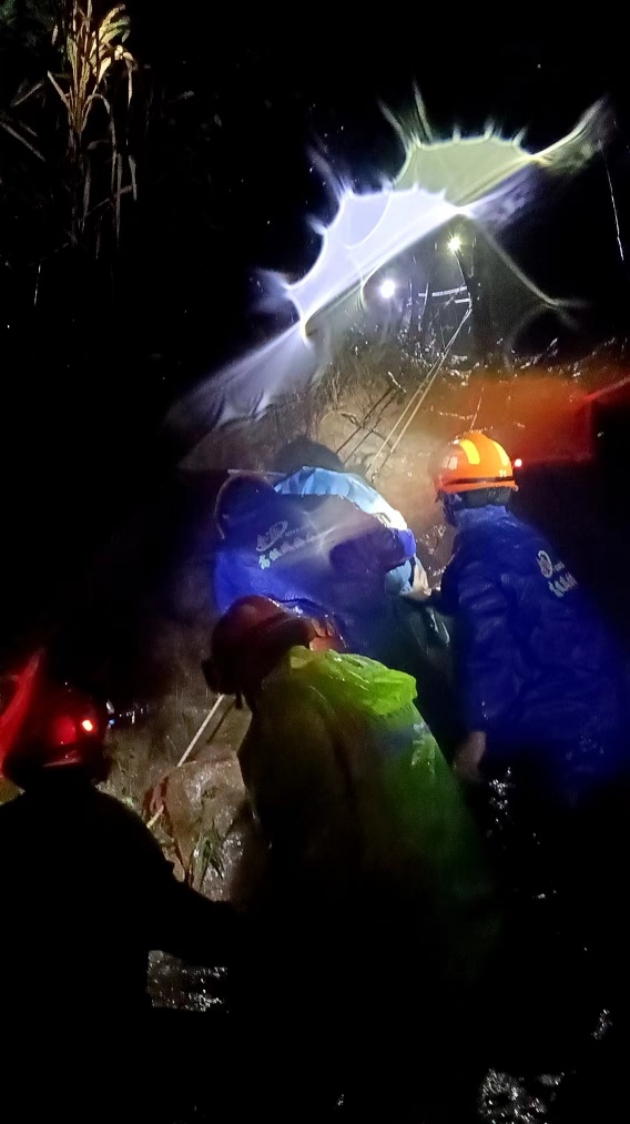 （重稿驳回）一家5口雨夜被困深山
