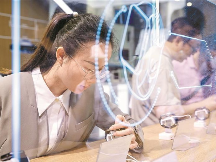  “眼镜电视”、四足机器人……深企新品亮相第12届电博会