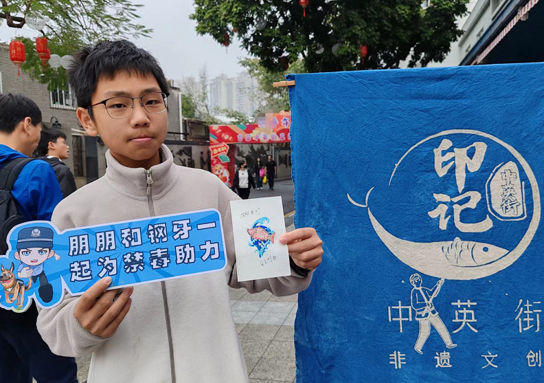 “深港青少年非遗文创成果展示”公益集市在中英街举行