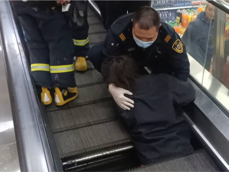 女子被超市自动扶梯“卷入”，丈夫：妻子仍在ICU，有截肢风险