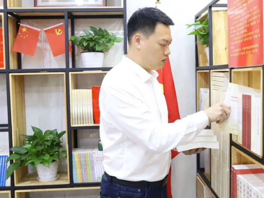 应急先锋丨张旭：听取社情民意，当好群众联络员