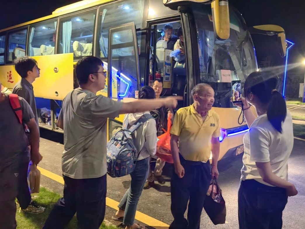 与暴风雨赛跑!韶关粤运安全转运江湾镇 800 群众