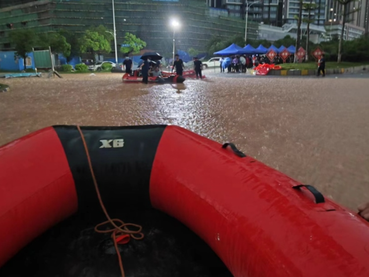 广东怀集：进出高铁站道路被水淹，派出所闻汛而动联合保平安