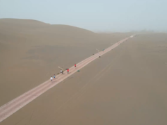 百名选手竞跑库木塔格沙漠