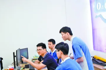 城市英雄 35期｜龙岗二职教师钟海松：“让孩子们看到人生的亮光”